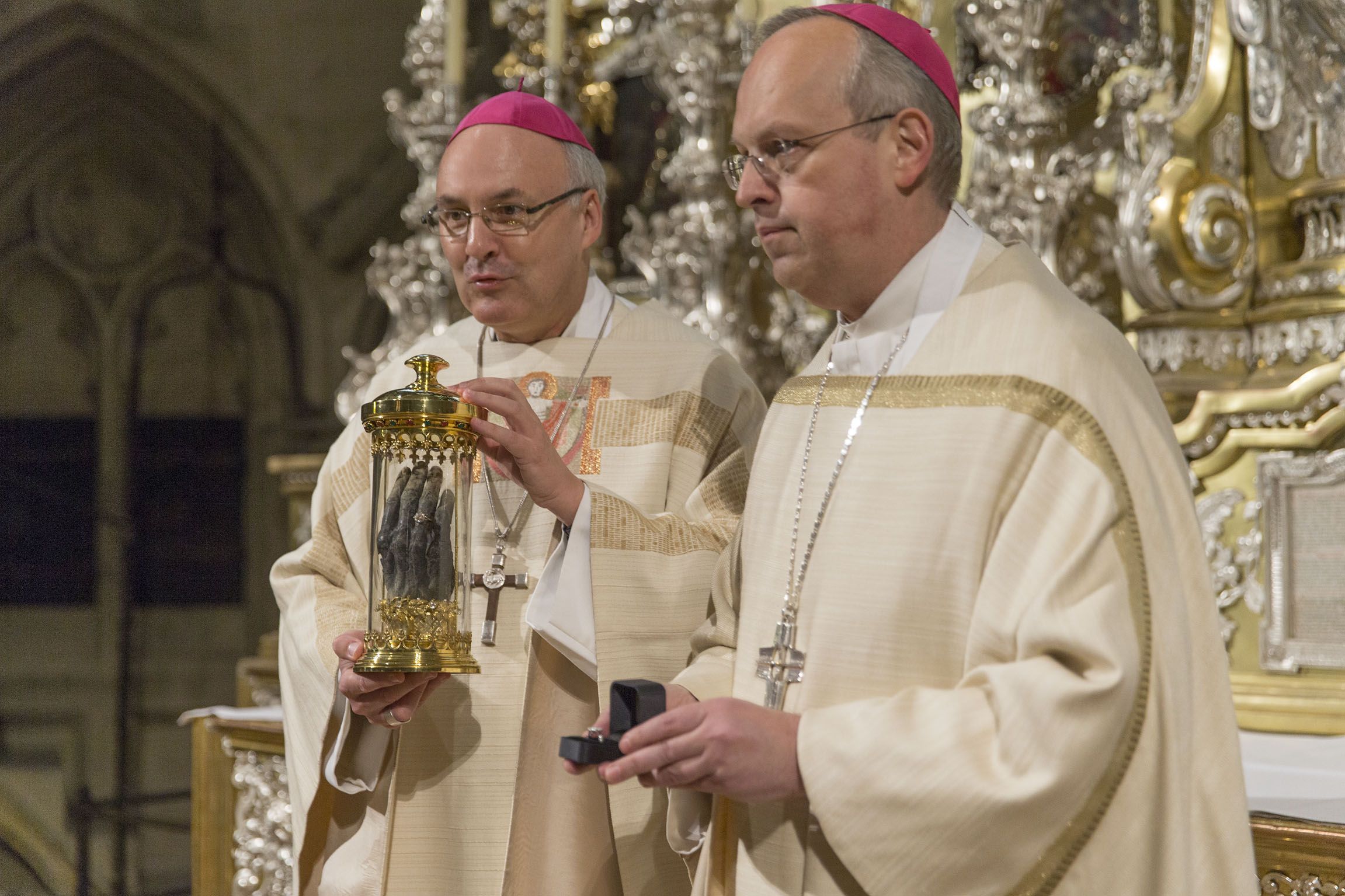 Bischof Rudolf Voderholzer überreicht Patriarch Bartholomaios  Berührungsreliquie des heiligen Chrysostomus