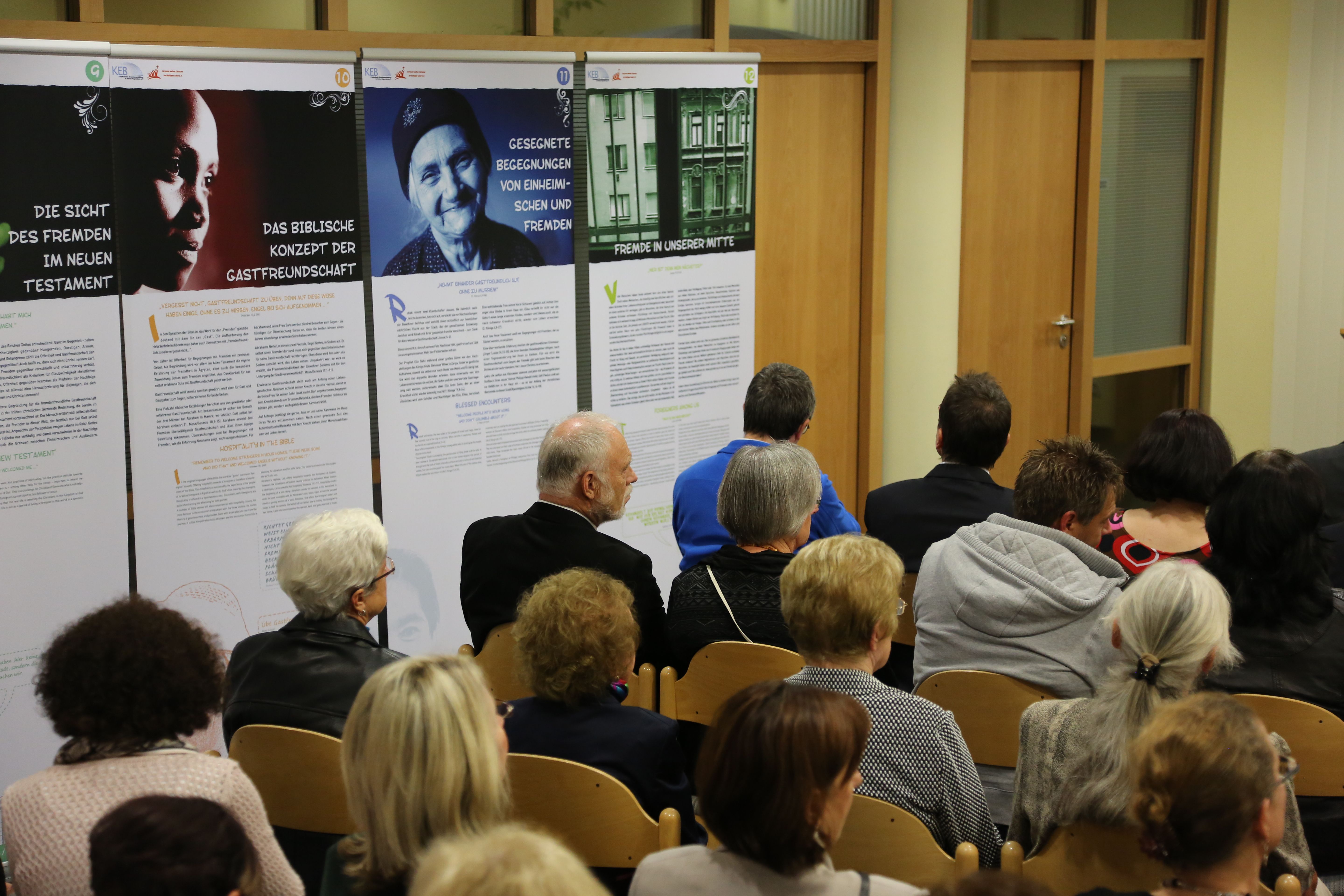 Mit Der Bibel Fluchtlingen Helfen Eroffnung Der Wanderausstellung Gott Liebt Die Fremden Biblische Herausforderungen In Der Sparkasse Abensberg Bistum Regensburg