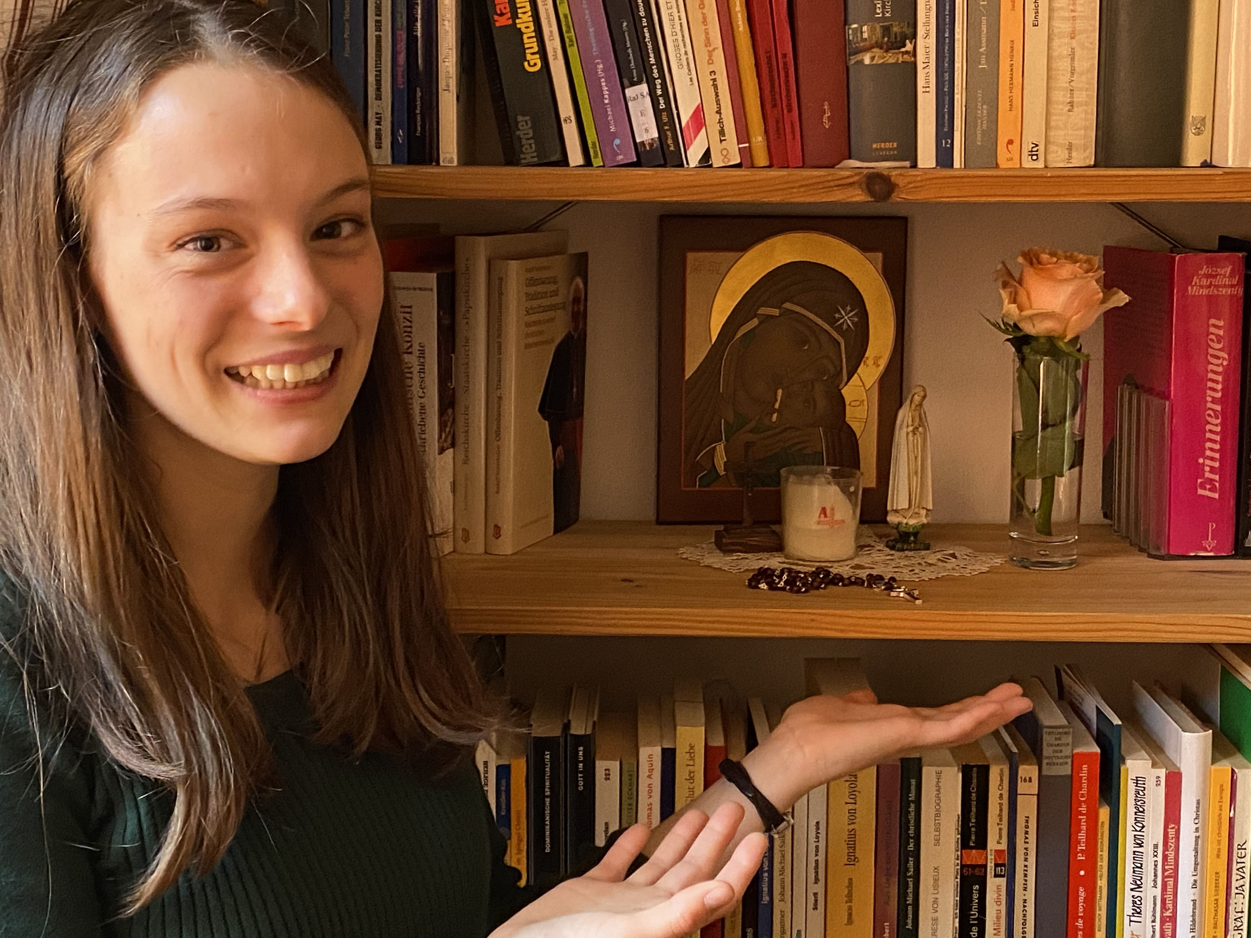 Vorher-Nachher-Effekt: Das Bild zeigt den kleinen Marienaltar, den Theologiestudentin Jacinta Fink in einem Bücherregal eingerichtet hat. Wie das geht, ist detailliert im nebenstehenden Clip zu erfahren.